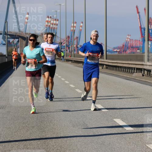 03.10.2025 - Köhlbrandbrückenlauf Strokosch-Dieckow http://msf.ph/oto/9112015 03.10.2025 12:40:38 Position 3 241, 4301, 4013 meine-sportfotos.de