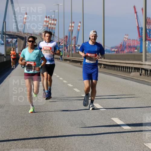 03.10.2025 - Köhlbrandbrückenlauf Strokosch-Dieckow http://msf.ph/oto/9112021 03.10.2025 12:40:38 Position 3 4013 meine-sportfotos.de