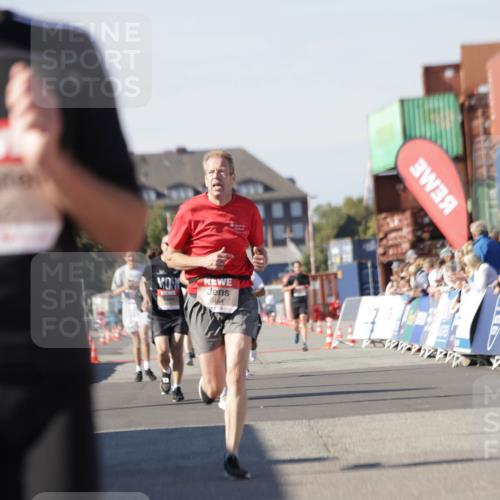 03.10.2025 - Köhlbrandbrückenlauf Jannik Wohlers http://msf.ph/oto/9112023 03.10.2025 13:00:49 Ziel 4018, 4228, 4763, 5011, 6042, 6464, 6525 meine-sportfotos.de