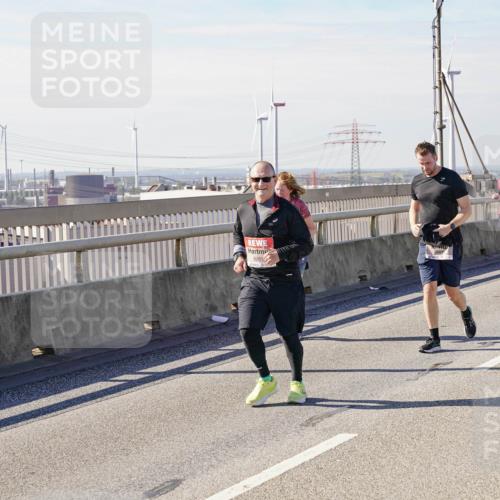 03.10.2025 - Köhlbrandbrückenlauf Michael Burmester http://msf.ph/oto/9112048 03.10.2025 12:54:16 Position 2 6261 meine-sportfotos.de