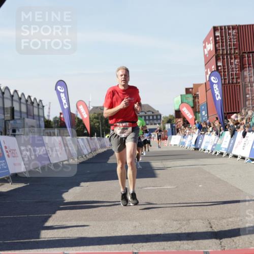 03.10.2025 - Köhlbrandbrückenlauf Jannik Wohlers http://msf.ph/oto/9112088 03.10.2025 13:00:52 Ziel 4018, 4069, 4177, 4763, 4820, 6042, 6464, 6525 meine-sportfotos.de