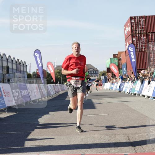 03.10.2025 - Köhlbrandbrückenlauf Jannik Wohlers http://msf.ph/oto/9112108 03.10.2025 13:00:52 Ziel 4018, 4069, 4177, 4763, 4820, 6042, 6464, 6525 meine-sportfotos.de