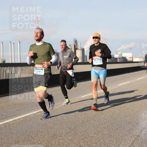 03.10.2025 - Köhlbrandbrückenlauf Lena Gebhardt http://msf.ph/oto/9112120 03.10.2025 09:42:16 Position 2 1180, 3414 meine-sportfotos.de