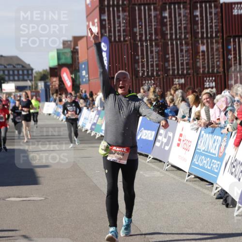 03.10.2025 - Köhlbrandbrückenlauf Jannik Wohlers http://msf.ph/oto/9112162 03.10.2025 13:31:07 Ziel 4734, 5185, 5206, 5349, 5938, 6375 meine-sportfotos.de