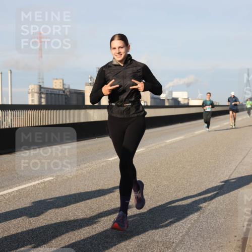 03.10.2025 - Köhlbrandbrückenlauf Lena Gebhardt http://msf.ph/oto/9112190 03.10.2025 09:42:18 Position 2  meine-sportfotos.de