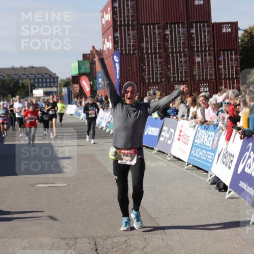 03.10.2025 - Köhlbrandbrückenlauf Jannik Wohlers http://msf.ph/oto/9112198 03.10.2025 13:31:07 Ziel 4734, 5185, 5206, 5349, 5938, 6375 meine-sportfotos.de
