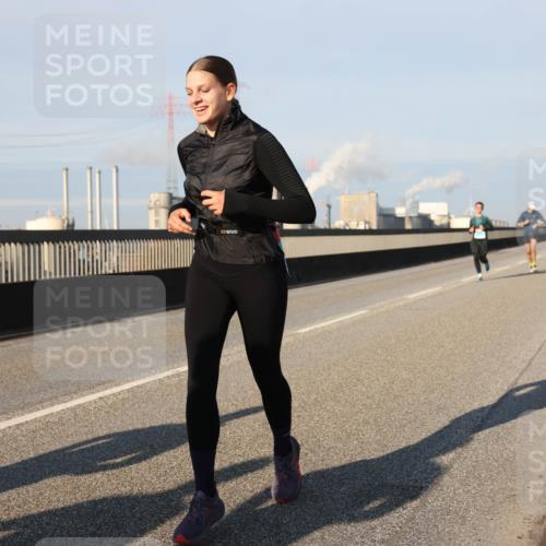 03.10.2025 - Köhlbrandbrückenlauf Lena Gebhardt http://msf.ph/oto/9112200 03.10.2025 09:42:18 Position 2 52030 meine-sportfotos.de