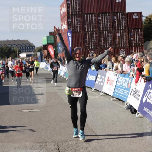 03.10.2025 - Köhlbrandbrückenlauf Jannik Wohlers http://msf.ph/oto/9112208 03.10.2025 13:31:07 Ziel 4734, 5185, 5206, 5349, 5938, 6375 meine-sportfotos.de