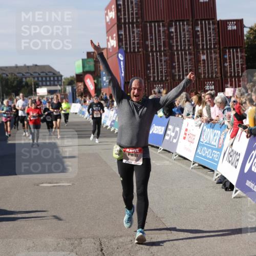 03.10.2025 - Köhlbrandbrückenlauf Jannik Wohlers http://msf.ph/oto/9112222 03.10.2025 13:31:07 Ziel 4734, 5185, 5206, 5349, 5938, 6375 meine-sportfotos.de