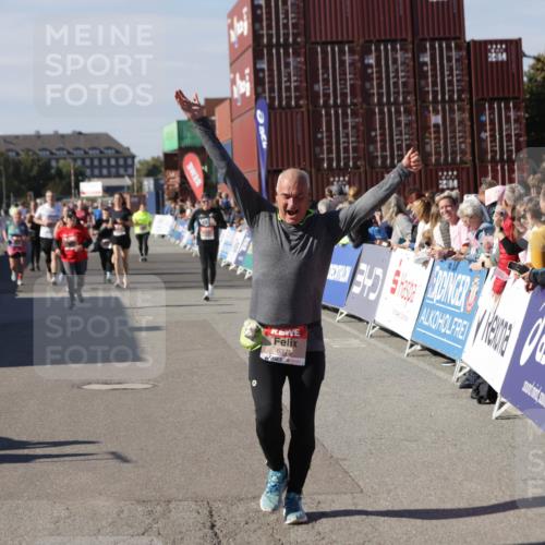 03.10.2025 - Köhlbrandbrückenlauf Jannik Wohlers http://msf.ph/oto/9112244 03.10.2025 13:31:07 Ziel 4734, 5185, 5206, 5349, 5938, 6375 meine-sportfotos.de