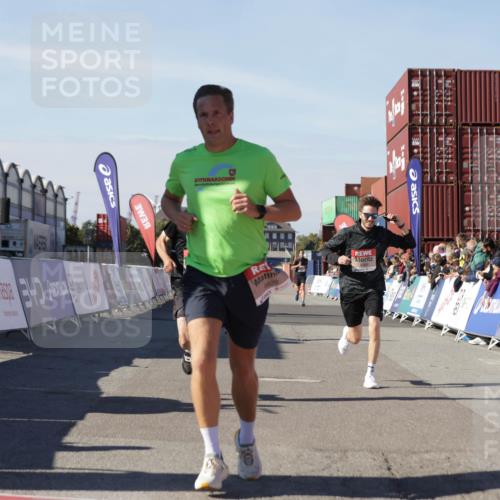 03.10.2025 - Köhlbrandbrückenlauf Jannik Wohlers http://msf.ph/oto/9112254 03.10.2025 13:00:56 Ziel 4069, 4177, 4407, 4425, 4512, 4820, 6042, 6464, 6525 meine-sportfotos.de