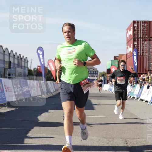 03.10.2025 - Köhlbrandbrückenlauf Jannik Wohlers http://msf.ph/oto/9112268 03.10.2025 13:00:56 Ziel 4069, 4177, 4407, 4425, 4512, 4820, 6042, 6464, 6525 meine-sportfotos.de