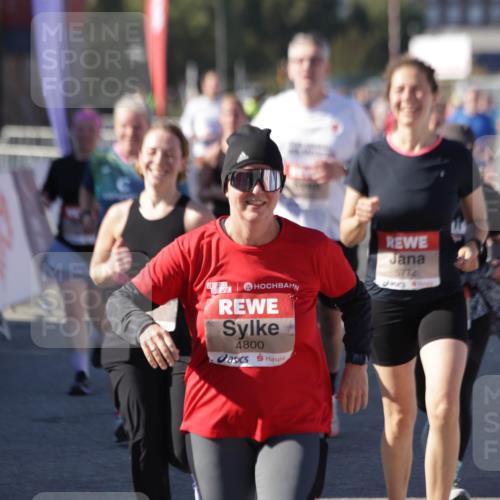 03.10.2025 - Köhlbrandbrückenlauf Jannik Wohlers http://msf.ph/oto/9112283 03.10.2025 13:31:13 Ziel 4800, 4967, 5310, 5362, 5378, 5772, 5773, 6242, 6243, 6375, 6559 meine-sportfotos.de