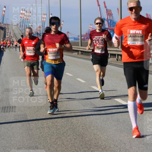 03.10.2025 - Köhlbrandbrückenlauf Strokosch-Dieckow http://msf.ph/oto/9112292 03.10.2025 12:41:11 Position 3 6656, 6422, 2015, 4040 meine-sportfotos.de