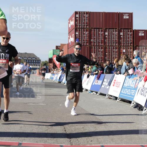 03.10.2025 - Köhlbrandbrückenlauf Jannik Wohlers http://msf.ph/oto/9112296 03.10.2025 13:00:57 Ziel 4069, 4177, 4407, 4425, 4512, 4820, 6042, 6464, 6525 meine-sportfotos.de