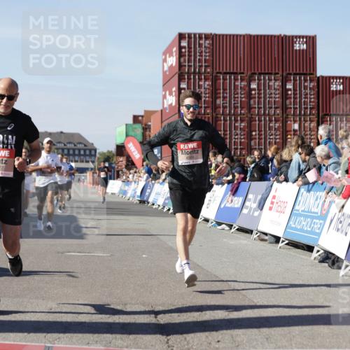 03.10.2025 - Köhlbrandbrückenlauf Jannik Wohlers http://msf.ph/oto/9112315 03.10.2025 13:00:57 Ziel 4069, 4177, 4407, 4425, 4512, 4820, 6042, 6464, 6525 meine-sportfotos.de