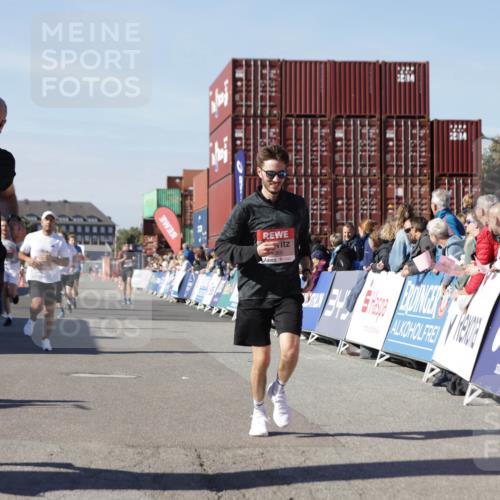 03.10.2025 - Köhlbrandbrückenlauf Jannik Wohlers http://msf.ph/oto/9112345 03.10.2025 13:00:58 Ziel 4069, 4140, 4177, 4407, 4425, 4512, 4820, 6042, 6464 meine-sportfotos.de