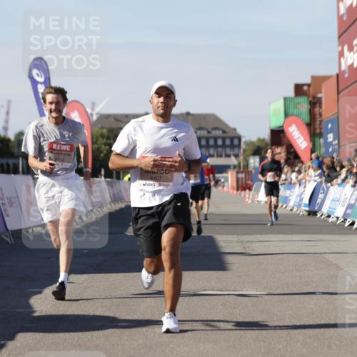 03.10.2025 - Köhlbrandbrückenlauf Jannik Wohlers http://msf.ph/oto/9112416 03.10.2025 13:00:59 Ziel 4069, 4140, 4177, 4407, 4425, 4512, 4820, 6464 meine-sportfotos.de