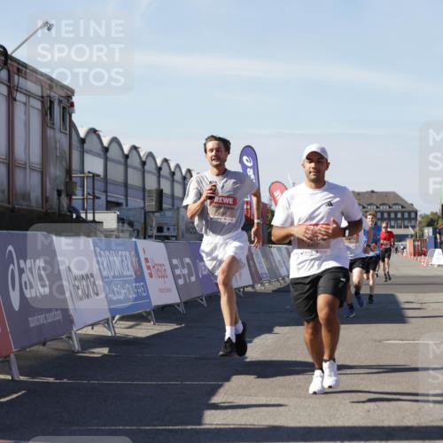 03.10.2025 - Köhlbrandbrückenlauf Jannik Wohlers http://msf.ph/oto/9112436 03.10.2025 13:01:00 Ziel 4069, 4140, 4177, 4407, 4425, 4512, 4820, 6464 meine-sportfotos.de
