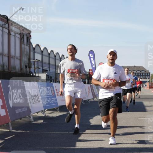03.10.2025 - Köhlbrandbrückenlauf Jannik Wohlers http://msf.ph/oto/9112460 03.10.2025 13:01:00 Ziel 4069, 4140, 4177, 4407, 4425, 4512, 4820, 6464 meine-sportfotos.de