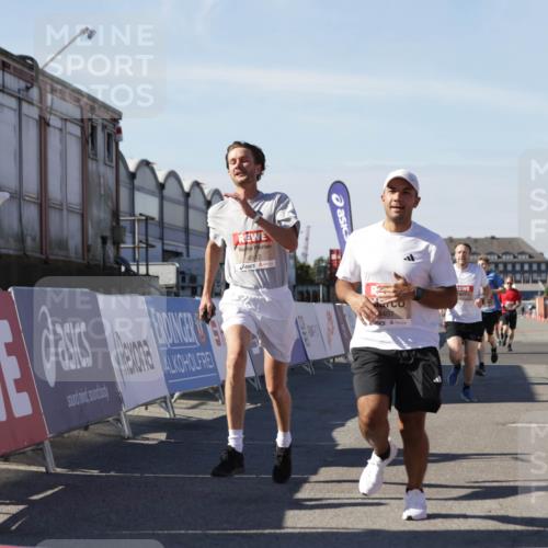 03.10.2025 - Köhlbrandbrückenlauf Jannik Wohlers http://msf.ph/oto/9112469 03.10.2025 13:01:00 Ziel 4069, 4140, 4177, 4407, 4425, 4512, 4820, 6464 meine-sportfotos.de