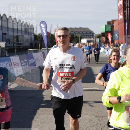 03.10.2025 - Köhlbrandbrückenlauf Jannik Wohlers http://msf.ph/oto/9112472 03.10.2025 13:31:18 Ziel 4800, 4967, 5030, 5310, 5362, 5378, 5772, 5773, 6242, 6243, 6559, 6731 meine-sportfotos.de
