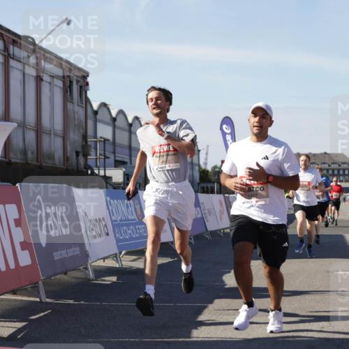 03.10.2025 - Köhlbrandbrückenlauf Jannik Wohlers http://msf.ph/oto/9112475 03.10.2025 13:01:00 Ziel 4069, 4140, 4177, 4407, 4425, 4512, 4820, 6464 meine-sportfotos.de