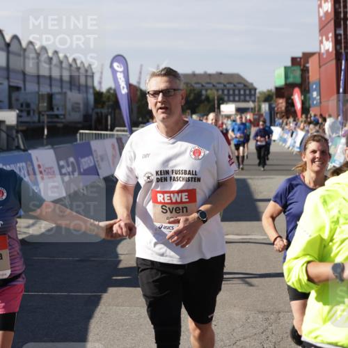 03.10.2025 - Köhlbrandbrückenlauf Jannik Wohlers http://msf.ph/oto/9112477 03.10.2025 13:31:18 Ziel 4800, 4967, 5030, 5310, 5362, 5378, 5772, 5773, 6242, 6243, 6559, 6731 meine-sportfotos.de