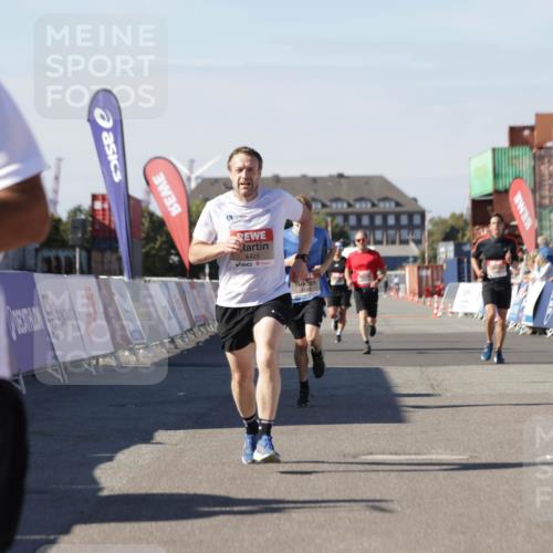 03.10.2025 - Köhlbrandbrückenlauf Jannik Wohlers http://msf.ph/oto/9112481 03.10.2025 13:01:01 Ziel 4039, 4069, 4140, 4177, 4407, 4425, 4512, 4820, 6464 meine-sportfotos.de