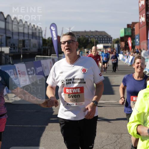 03.10.2025 - Köhlbrandbrückenlauf Jannik Wohlers http://msf.ph/oto/9112486 03.10.2025 13:31:18 Ziel 4800, 4967, 5030, 5310, 5362, 5378, 5772, 5773, 6242, 6243, 6559, 6731 meine-sportfotos.de