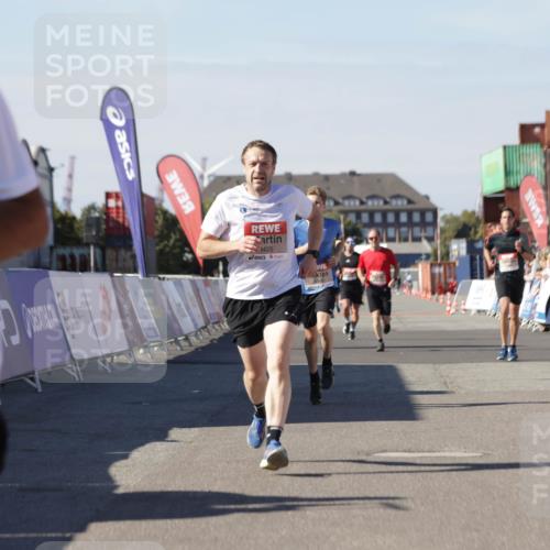 03.10.2025 - Köhlbrandbrückenlauf Jannik Wohlers http://msf.ph/oto/9112487 03.10.2025 13:01:01 Ziel 4039, 4069, 4140, 4177, 4407, 4425, 4512, 4820, 6464 meine-sportfotos.de