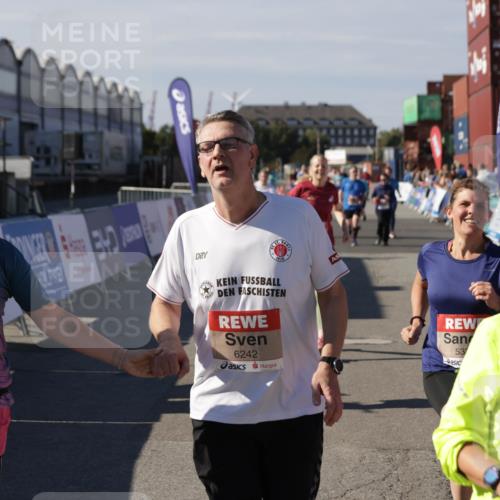 03.10.2025 - Köhlbrandbrückenlauf Jannik Wohlers http://msf.ph/oto/9112491 03.10.2025 13:31:18 Ziel 4800, 4967, 5030, 5310, 5362, 5378, 5772, 5773, 6242, 6243, 6559, 6731 meine-sportfotos.de