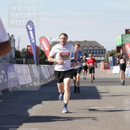 03.10.2025 - Köhlbrandbrückenlauf Jannik Wohlers http://msf.ph/oto/9112493 03.10.2025 13:01:01 Ziel 4039, 4069, 4140, 4177, 4407, 4425, 4512, 4820, 6464 meine-sportfotos.de