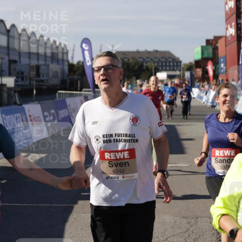 03.10.2025 - Köhlbrandbrückenlauf Jannik Wohlers http://msf.ph/oto/9112496 03.10.2025 13:31:19 Ziel 4800, 4967, 5030, 5310, 5362, 5378, 5518, 5519, 5772, 5773, 6242, 6243, 6559, 6731 meine-sportfotos.de