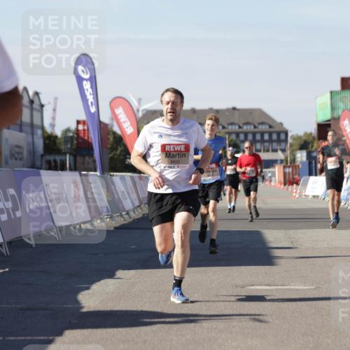 03.10.2025 - Köhlbrandbrückenlauf Jannik Wohlers http://msf.ph/oto/9112501 03.10.2025 13:01:01 Ziel 4039, 4069, 4140, 4177, 4407, 4425, 4512, 4820, 6464 meine-sportfotos.de