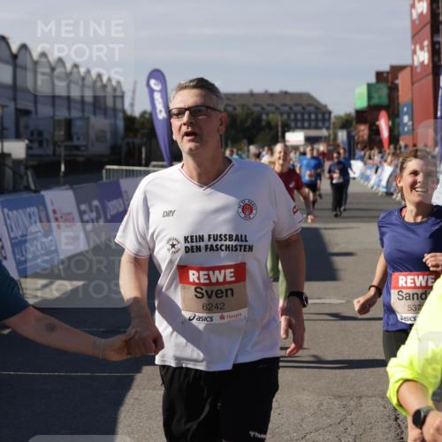 03.10.2025 - Köhlbrandbrückenlauf Jannik Wohlers http://msf.ph/oto/9112505 03.10.2025 13:31:19 Ziel 4800, 4967, 5030, 5310, 5362, 5378, 5518, 5519, 5772, 5773, 6242, 6243, 6559, 6731 meine-sportfotos.de