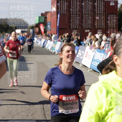 03.10.2025 - Köhlbrandbrückenlauf Jannik Wohlers http://msf.ph/oto/9112509 03.10.2025 13:31:19 Ziel 4800, 4967, 5030, 5310, 5362, 5378, 5518, 5519, 5772, 5773, 6242, 6243, 6559, 6731 meine-sportfotos.de