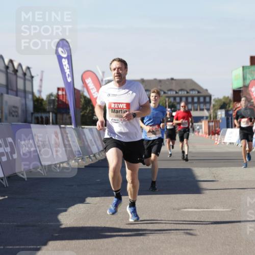 03.10.2025 - Köhlbrandbrückenlauf Jannik Wohlers http://msf.ph/oto/9112515 03.10.2025 13:01:02 Ziel 4039, 4069, 4140, 4177, 4407, 4425, 4512, 4820, 6464 meine-sportfotos.de