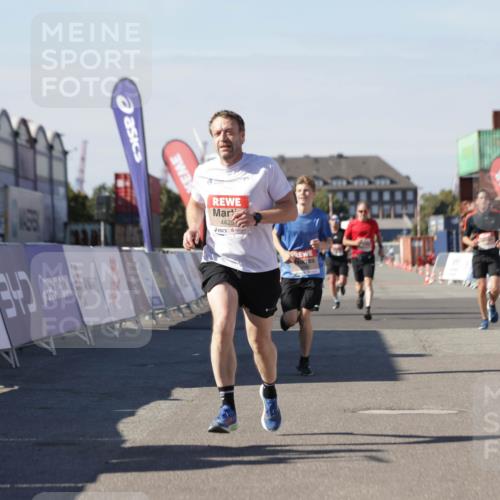 03.10.2025 - Köhlbrandbrückenlauf Jannik Wohlers http://msf.ph/oto/9112524 03.10.2025 13:01:02 Ziel 4039, 4069, 4140, 4177, 4407, 4425, 4512, 4820, 6464 meine-sportfotos.de
