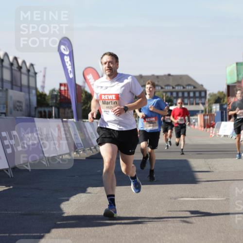 03.10.2025 - Köhlbrandbrückenlauf Jannik Wohlers http://msf.ph/oto/9112529 03.10.2025 13:01:02 Ziel 4039, 4069, 4140, 4177, 4407, 4425, 4512, 4820, 6464 meine-sportfotos.de