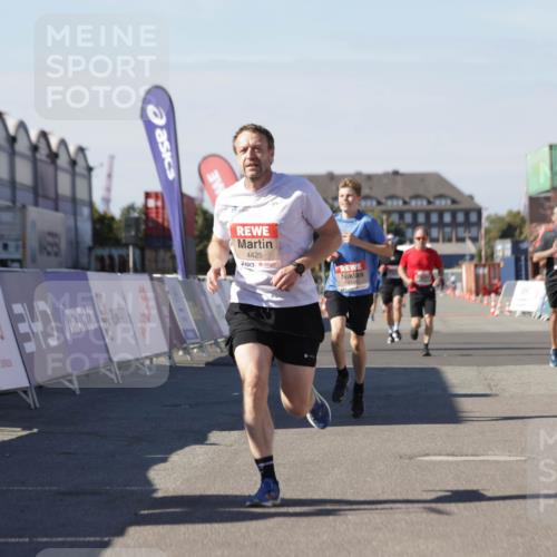 03.10.2025 - Köhlbrandbrückenlauf Jannik Wohlers http://msf.ph/oto/9112534 03.10.2025 13:01:02 Ziel 4039, 4069, 4140, 4177, 4407, 4425, 4512, 4820, 6464 meine-sportfotos.de