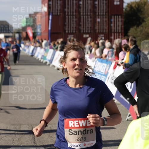 03.10.2025 - Köhlbrandbrückenlauf Jannik Wohlers http://msf.ph/oto/9112548 03.10.2025 13:31:19 Ziel 4800, 4967, 5030, 5310, 5362, 5378, 5518, 5519, 5772, 5773, 6242, 6243, 6559, 6731 meine-sportfotos.de