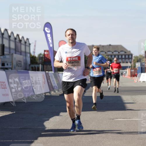 03.10.2025 - Köhlbrandbrückenlauf Jannik Wohlers http://msf.ph/oto/9112550 03.10.2025 13:01:02 Ziel 4039, 4069, 4140, 4177, 4407, 4425, 4512, 4820, 6464 meine-sportfotos.de