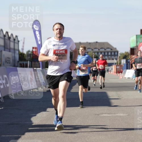 03.10.2025 - Köhlbrandbrückenlauf Jannik Wohlers http://msf.ph/oto/9112556 03.10.2025 13:01:02 Ziel 4039, 4069, 4140, 4177, 4407, 4425, 4512, 4820, 6464 meine-sportfotos.de