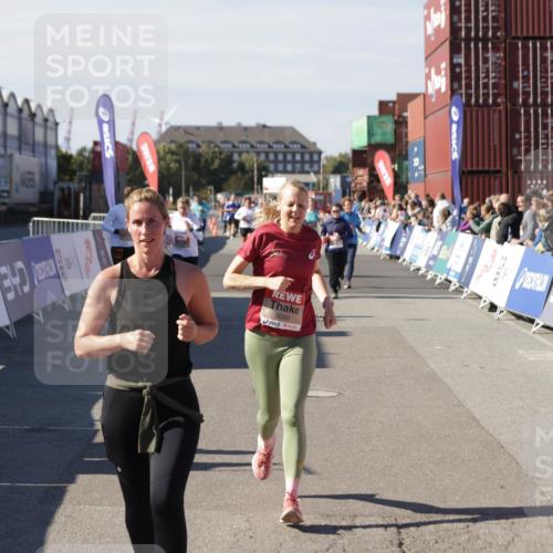 03.10.2025 - Köhlbrandbrückenlauf Jannik Wohlers http://msf.ph/oto/9112558 03.10.2025 13:31:20 Ziel 4800, 4967, 5030, 5310, 5362, 5378, 5518, 5519, 5772, 5773, 6242, 6243, 6559, 6731 meine-sportfotos.de
