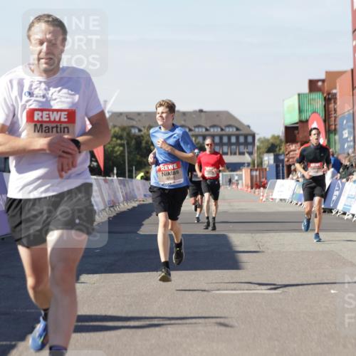 03.10.2025 - Köhlbrandbrückenlauf Jannik Wohlers http://msf.ph/oto/9112562 03.10.2025 13:01:03 Ziel 4039, 4069, 4140, 4177, 4407, 4425, 4512, 4820 meine-sportfotos.de
