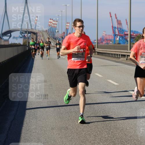03.10.2025 - Köhlbrandbrückenlauf Strokosch-Dieckow http://msf.ph/oto/9112565 03.10.2025 12:41:44 Position 3 5710, 6200 meine-sportfotos.de