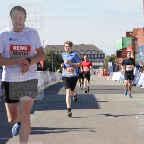 03.10.2025 - Köhlbrandbrückenlauf Jannik Wohlers http://msf.ph/oto/9112568 03.10.2025 13:01:03 Ziel 4039, 4069, 4140, 4177, 4407, 4425, 4512, 4820 meine-sportfotos.de