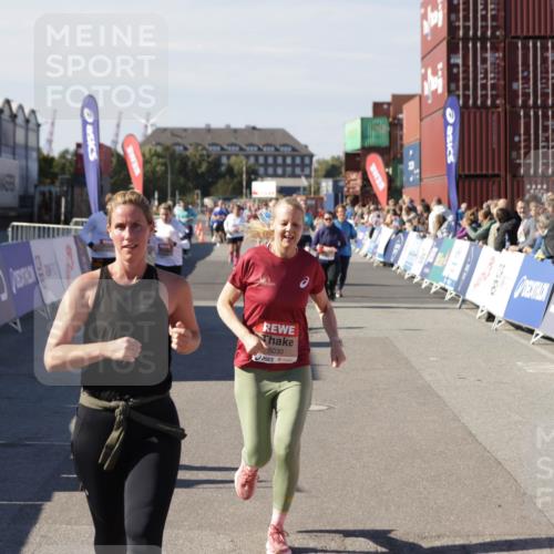 03.10.2025 - Köhlbrandbrückenlauf Jannik Wohlers http://msf.ph/oto/9112571 03.10.2025 13:31:20 Ziel 4800, 4967, 5030, 5310, 5362, 5378, 5518, 5519, 5772, 5773, 6242, 6243, 6559, 6731 meine-sportfotos.de