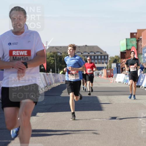 03.10.2025 - Köhlbrandbrückenlauf Jannik Wohlers http://msf.ph/oto/9112574 03.10.2025 13:01:03 Ziel 4039, 4069, 4140, 4177, 4407, 4425, 4512, 4820 meine-sportfotos.de